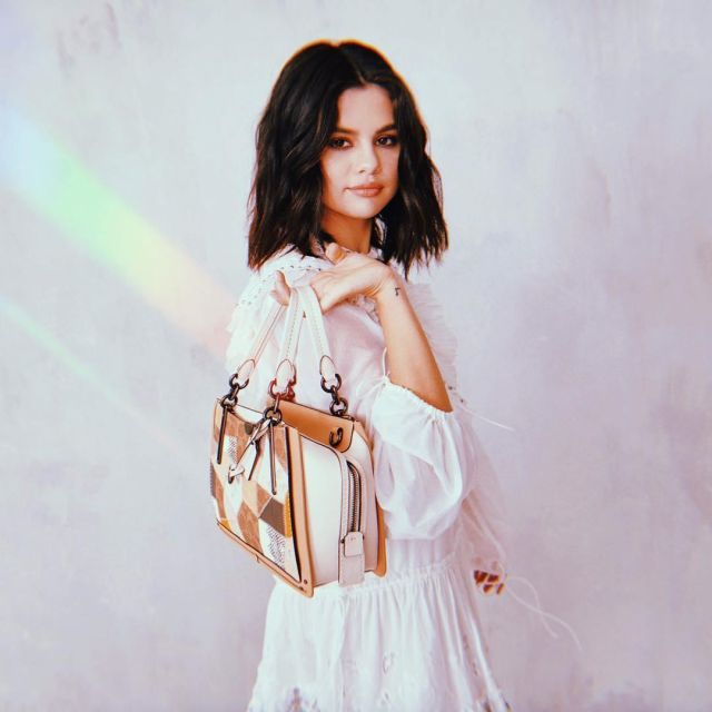The bag, the patchwork of Selena Gomez on the account instagram @selenagomez