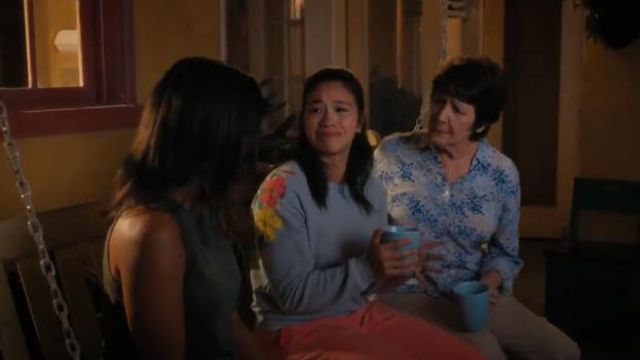 Wildfox Hibiscus Junior Sweatshirt worn by Jane Villanueva (Gina Rodriguez) in Jane the Virgin (S05E01)