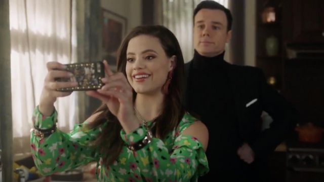 La robe verte à fleurs de Maggie Vera (Sarah Jeffery) dans Charmed S01E16