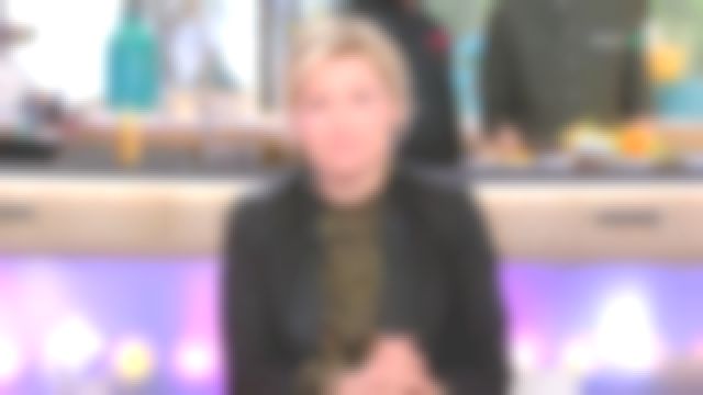 Le top leopard de Anne-Élisabeth Lemoine dans C à vous du 01/04/2019