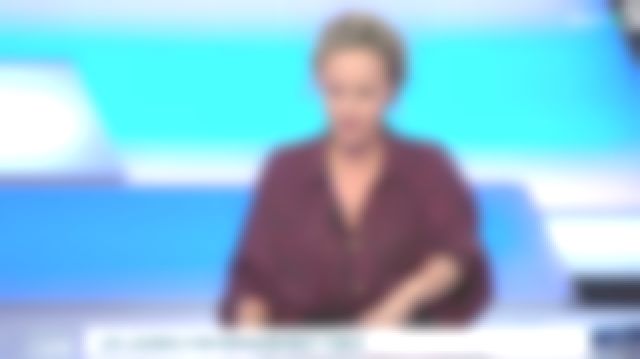 The shirt oversize stripes and pockets of Caroline Roux in C in the air 01.04.2019
