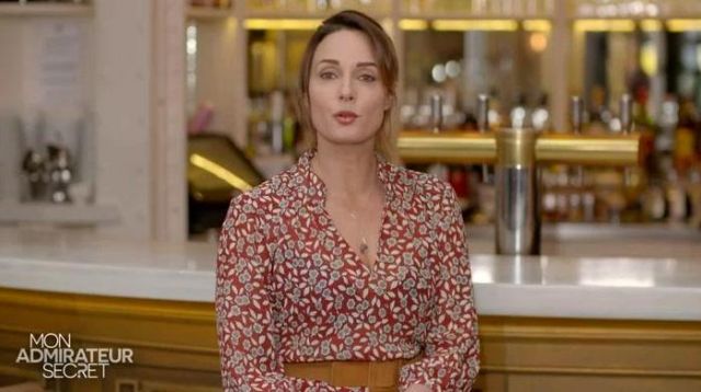 The dress with long sleeves and round neckline with cut-out V-Julia Vignali in My secret admirer the 01.04.2019