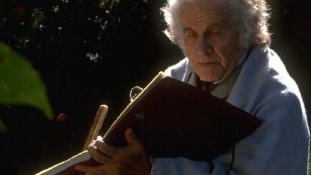 La réplique du journal de Bilbo (Ian Holm) dans Le Seigneur des anneaux : La Communauté de l'anneau