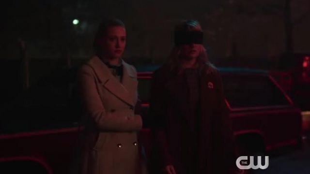 Le pull bleu REDValentino de Betty Cooper (Lili Reinhart) dans Riverdale S03E18