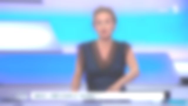 The satin dress in lace navy blue Carolina Red in C in the air the 02.04.2019