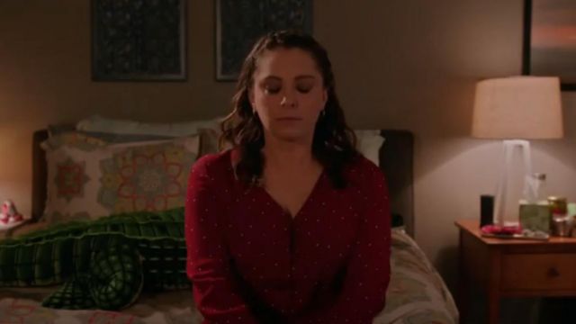 Rails de Beaux Dot Bouton Imprimer Avant Peplum Top porté par Rebecca Tas (Rachel Bloom) dans Crazy Ex-Girlfriend (S04E16)