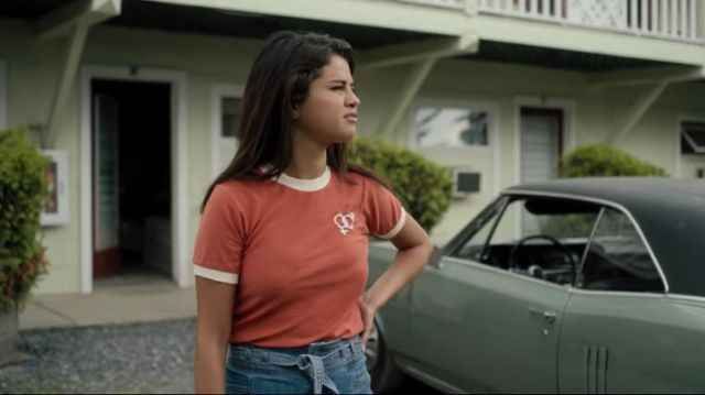 Le t-shirt rouille porté par Zoe (Selena Gomez) dans The Dead Don't Die