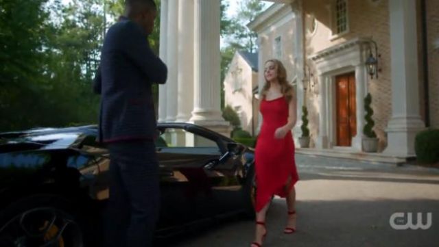 Daim rouge Portofino Heelst porté par Fallon Carrington (Elizabeth Gillies) dans Dynastie (S01E02)