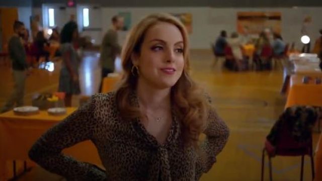 Or jaune Pendentif Cercle Collier porté par Fallon Carrington (Elizabeth Gillies) dans la Dynastie Saison 1 Épisode 7