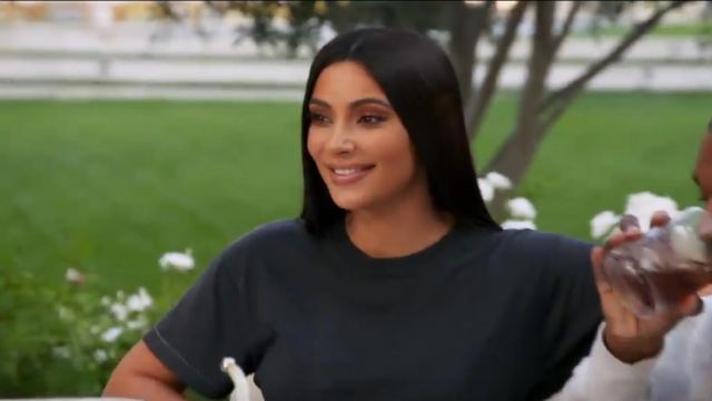 Yeezy Saison 6 Classic Tee porté par Kim Kardashian West de Garder en Place avec les Kardashians (S16E01)