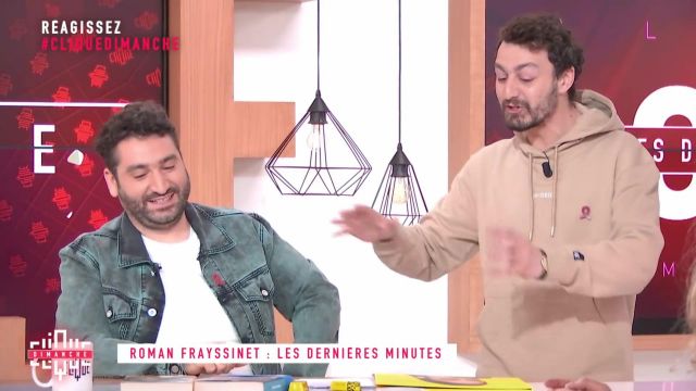Le sweatshirt à capuche taupe "40deux" de Roman Frayssinet dans Clique dimanche (7/04/2019)