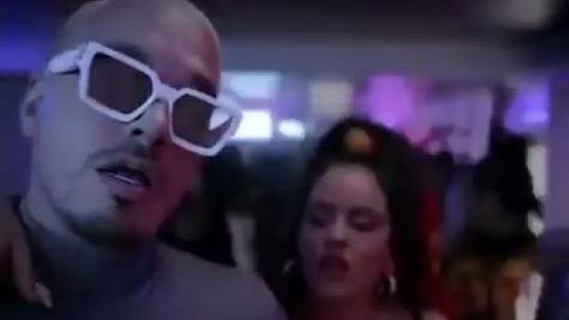 The white sunglasses of J Balvin in the clip Con altura de Rosalía