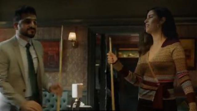 Diane von Furstenberg à Manches Longues Wrap Pull porté par Susan Sampson (Ana Ortiz) dans le Whisky Cavalier (S01E05)