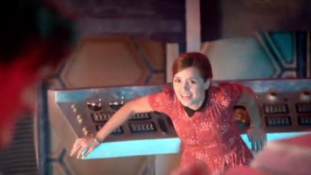 Vaudeville & Burlesque chez Urban Outfitters Fit et les Reflets de la robe portée par Clara (Jenna Coleman) dans Doctor Who (S07E10)