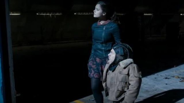 L'éclat et à la décoloration, au Urban Outfitters Carnation zip jupe portée par Clara (Jenna Coleman) dans Doctor Who (S07E12)