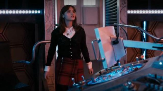 Vaudeville & Burlesque chez Urban Outfitters Crème en dentelle chemisier porté par Clara (Jenna Coleman) dans Doctor Who (S08E01)
