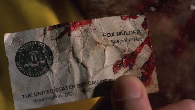 The visiting card of Fox Mulder (David Duchovny) in the X-Files : The boundaries of the real S04E17