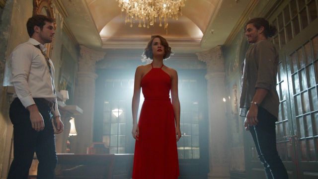 La robe rouge portée par Callie Adams Foster (Maia Mitchell) dans Good Trouble S01E13