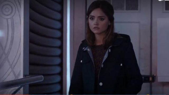 Topshop de contrôle de Contraste Doublée Mac porté par Clara (Jenna Coleman) dans Doctor Who (S08E11)
