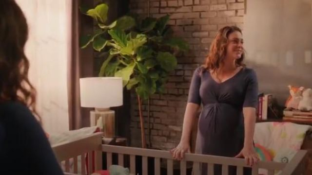 La maternité de Maternité d'Une ligne de Robe portée par Rebecca Tas (Rachel Bloom) dans Crazy Ex-Girlfriend (S04E17)