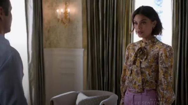 Jaune Floral Cravate au Cou Chemisier porté par Cristal Jennings (Ana Brenda Contreras) dans la Dynastie Saison 1 Épisode 21