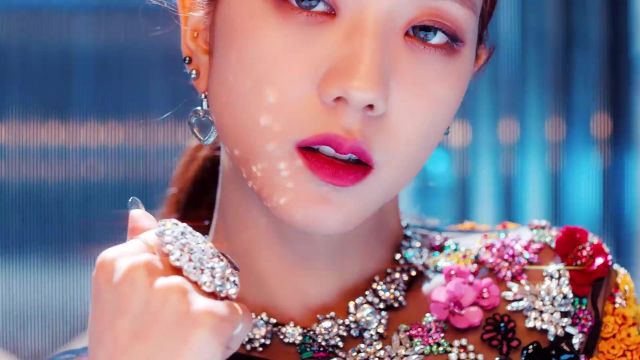 Earrings heart of Jisoo in the music video, Kill This Love of BlackPink