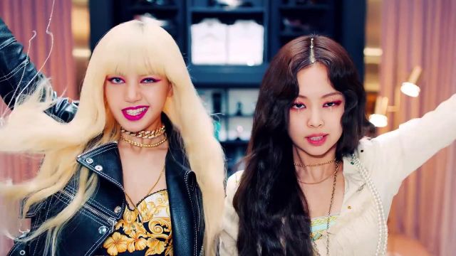 The bra Versace Lisa in the clip Kill-This Love of BlackPink