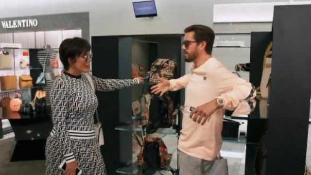 Fendi Logo Sweat-shirt porté par elle-Même (Kris Jenner) en accord avec les Kardashians (S06E02)