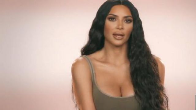 Yeezy débardeur Noir porté par elle-Même (Kim Kardashian West) en accord avec les Kardashians (S06E02)