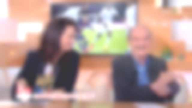 La veste blaze noir col clouté de Marion Ruggieri dans C à vous du 08/04/2019
