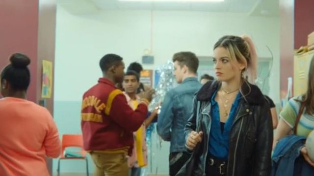 La veste en cuir portée par Maeve (Emma Mackey) dans Sex Education S01E07