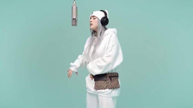 La sudadera con capucha blanca que lleva Billie en su video (A Colors Show |