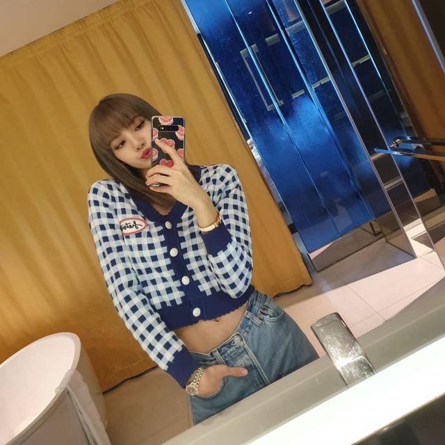 The knitted cardigan with patch Sretsis of Lisa on her behalf Instagram @lalalalisa_m