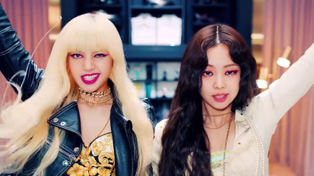 The top golden Versace Lisa in the clip Kill-This Love of BlackPink