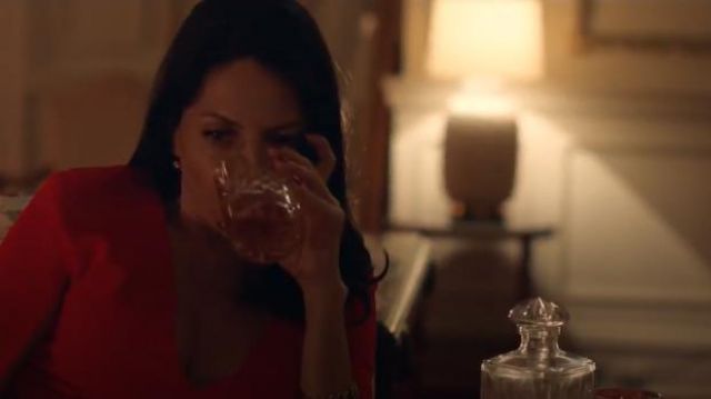 Stella McCartney col en V douille fendue midi robe portée par Camila Vargas (Veronica Falcón) dans la Reine du Sud (S03E05)