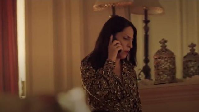 Diane von Furstenberg Whitman leopard-print blouse en soie porté par Camila Vargas (Veronica Falcón) dans la Reine du Sud (S03E08)