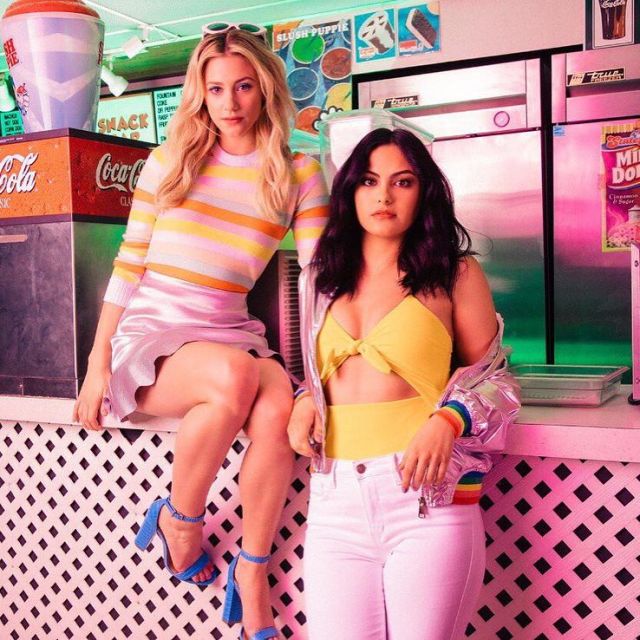 The sweater in stripes of yellow and orange worn by Lili Reinhart on the account Instagram of Camila Mendes