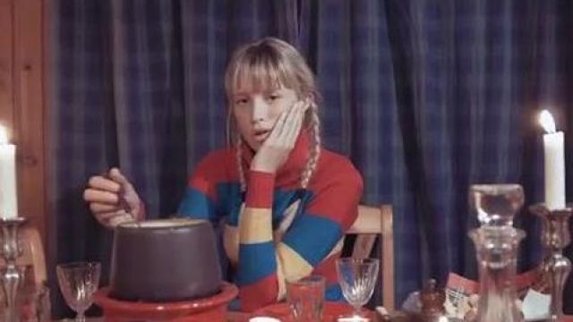 Le pull col roulé multicolor porté par Angèle dans son clip Tout oublier feat. Angèle