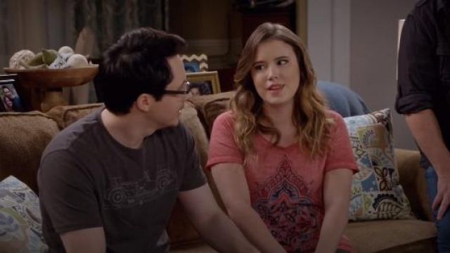 Lucky Brand Geo Floral Tee worn by Kendra Gable (Taylor Spreitler) in Kevin Can Wait (S02E04)