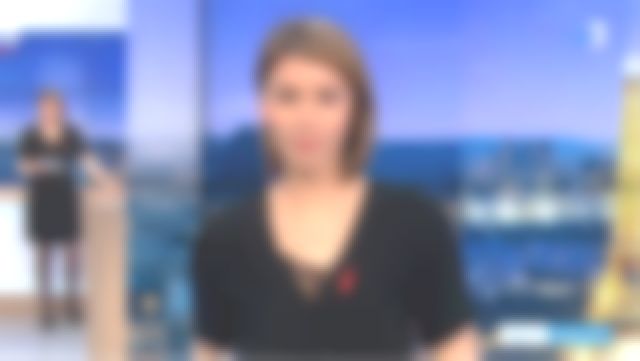 La Robe courte taille élastiquée noire à boutons de Marianne Théoleyre dans Soir 3