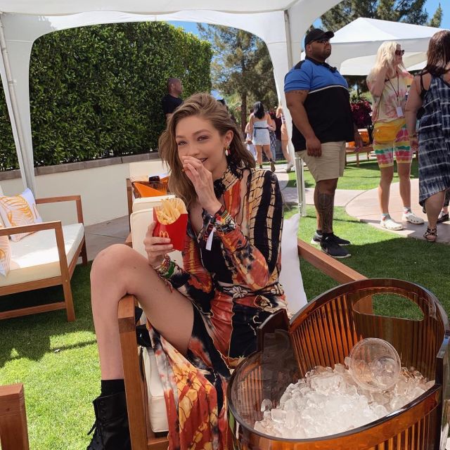 Le top multicolore Kim Shui porté par Gigi Hadid lors du Festival de Coachella 2019
