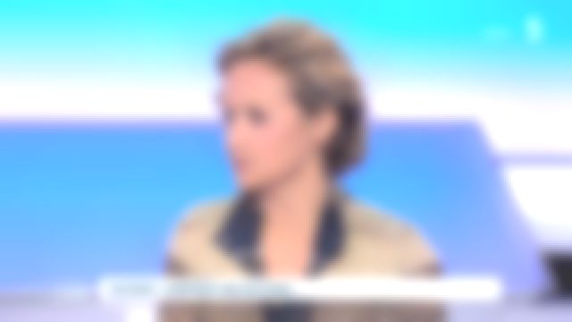 The coat of Caroline Roux in C in the air 15/04/2019