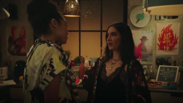 Zara Kimono Brodé À Franges porté par Adena El Amin (Nikohl Boosheri) dans Le Gras (S02E01)