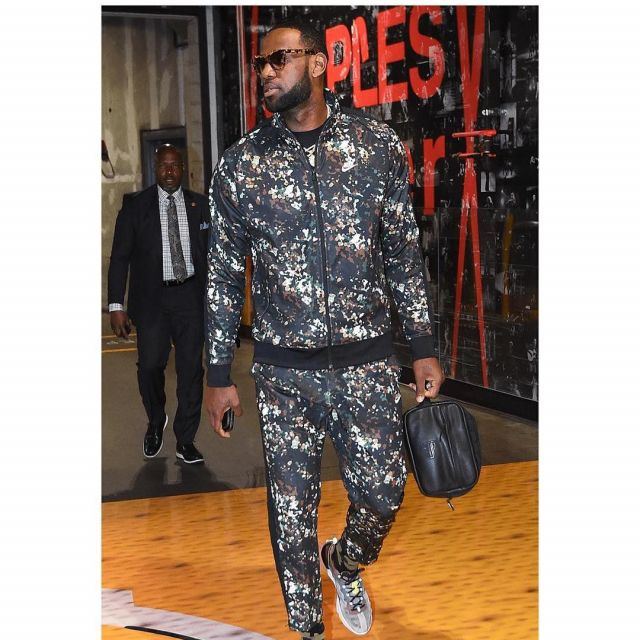 Nike Sportswear Camo Pants worn by LeBron James on the Instagram account of @leaguefits
