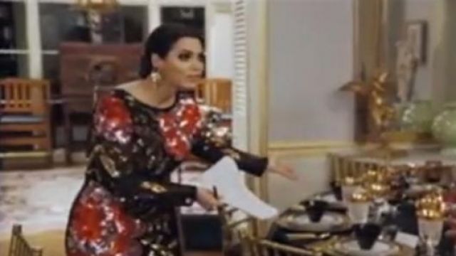 Mac Duggal Drape Back Vestido floral de lentejuelas usado por D'Andra Simmons en The Real Housewives of Dallas (S03E01)