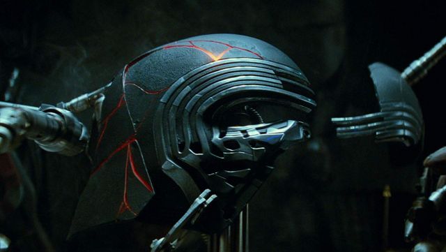 Casque porté par Kylo Ren (Adam Driver) comme on le voit dans Star Wars: The Rise of Skywalker