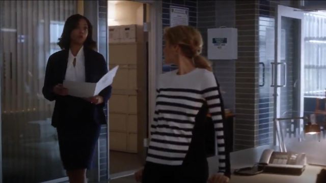 Victoria Beckham Torsion Détail Chemisier porté par le Lieutenant de Jasmin Gooden (Sharon Leal) dans l'Instinct (S01E06)