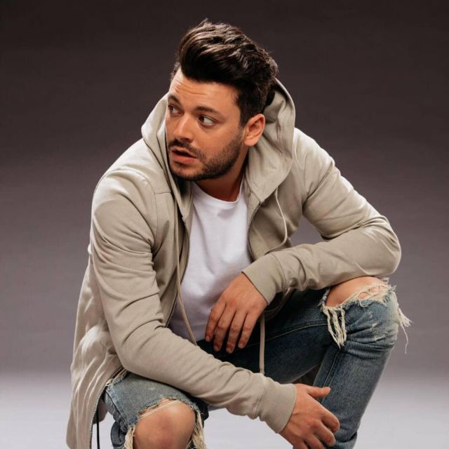 La sudadera con capucha beige de Kev Adams en su cuenta de Instagram @kevadams