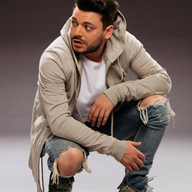 Le jean usé déchiré de Kev Adams sur son compte Instagram @kevadams
