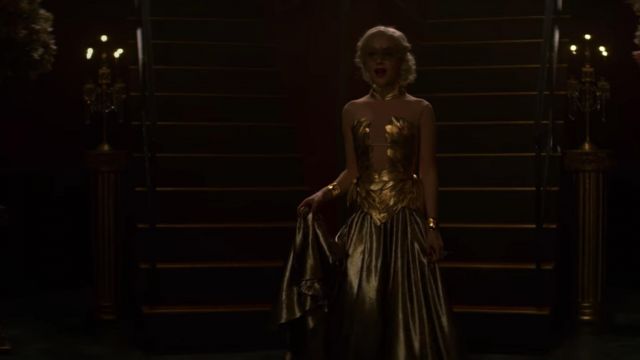 La robe en or portée par Sabrina Spellman (Kiernan Shipka) dans Les Nou­velles Aven­tures de Sa­brina S02E09